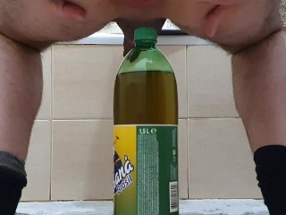 Guy Fucks his Ass with a 1.5L Bottle