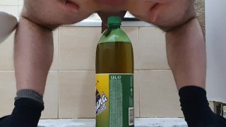 Guy fucks his ass with a 1.5L bottle