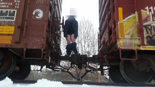 Pissen en knoeien op een verlaten trein (geen sperma)
