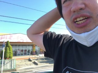 八戸に到着したことを自信満々に報告する太った男。