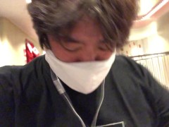 フェリーの中でマッサージ機に座る男 - Screenshot 1 of 16 - Japanese