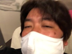 フェリーの中でマッサージ機に座る男