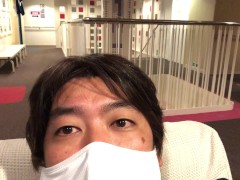 フェリーの中でマッサージ機に座る男 - Screenshot 16 of 16 - Japanese