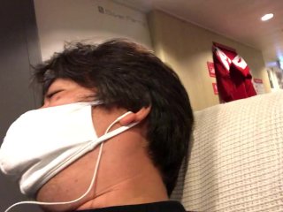 フェリーの中でマッサージ機に座る男