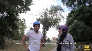 HUNT4K. Sexy Rollschuhfahrer braucht Geld und ist bereit für sie zu ficken