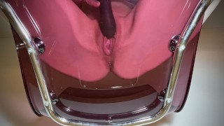 buceta brincando na minha cadeira de vidro rosa