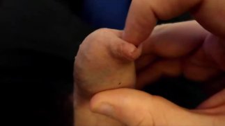 Игра с крайней плотью - Оттягивание крайней плоти до упора - Ласка необрезанного члена 