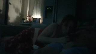 Vrouw betrapt op het spelen met zichzelf terwijl ze porno keek .. toen werd ze hard en ruw geneukt