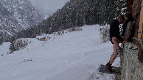 カップルは雪、山の森と鳥のさえずり、ロマンチックな親密な愛でハイキングしながら性交に隠れます