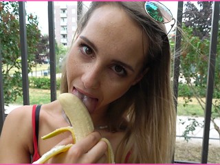 Blondes Geile Teeny Mädchen Lutscht Nach Der Schule Eine Banane,weil Ihr Lehrer Sie Geil Gemacht Hat