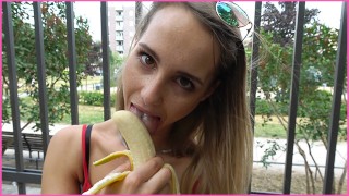 Blondes geile Teeny Mädchen lutscht nach der Schule eine Banane,weil ihr Lehrer sie geil gemacht hat