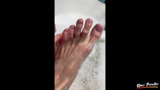mostrar y acariciar mis pies en el baño. Pies de espuma suave y suave