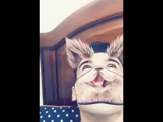 Chico guapo se masturba con filtro de snapchat