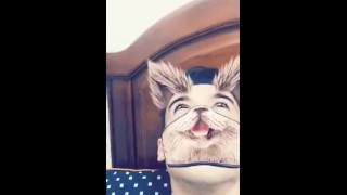 Knappe Kerel Masturbeert Met Snapchat-Filter
