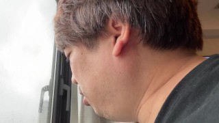 Un homme décrivant la vue depuis son hôtel à Nippori