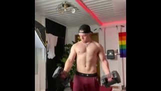 18 Jahre alter Teenager, der zu Hause ohne Hemd trainiert 