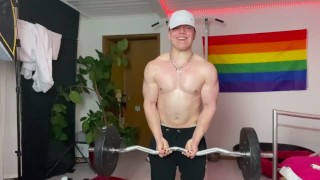 Chico de 18 años haciendo ejercicio en casa sin camisa 