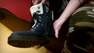 Garota do exército em camo mostra suas botas, meias, solas suadas e pés perfeitos com unhas dos pés pretos