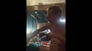 Masturbar-se com um vídeo de um cara se masturbando enquanto assiste a vídeos de caras sendo fodidos