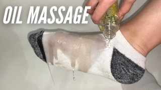 Massaggio con olio per i piedi in calzini