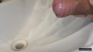 Guy solo pissing in the sink. Писаю в раковину.