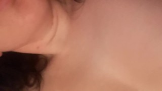 Bawię się wibrującym dildo zabawką masturbacją