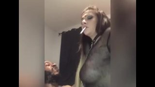 Fumando Un Cigarrillo Mientras Monta Su Fragmento De Bbc Del Video Que Cae Esta Noche
