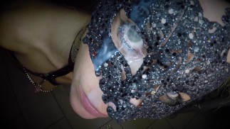 Голландская девушка в маске сосет большой член и получает глаз на лицо, ее глаз полон спермы