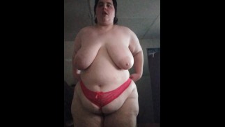 Толстушка в красных трусиках без промежности
