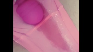 可爱的青少年的湿猫通过粉红色的内裤喷出多次性高潮