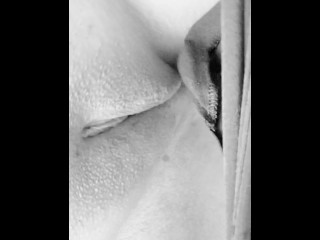Latina Esfregando Bucetinha Masturbando Close-up Sozinho Filtro Preto e Branco