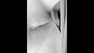 Латинка трется мастурбирует маленькую киску крупным планом в одиночестве черно-белый фильтр