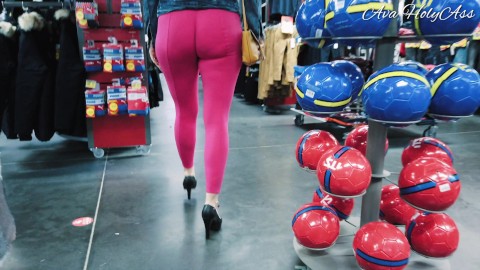 Pink leggings that mold the pussy and buttocks in public