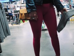 Leggings rose qui moule la chatt et les fesses en public