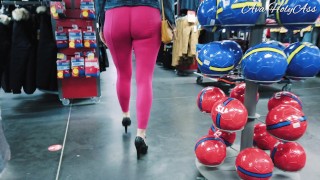 Pink leggings that mold the pussy and buttocks in public