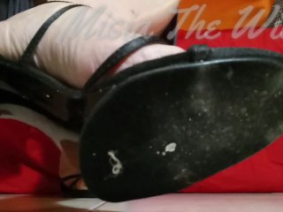 Mistress Gigantessa schiaccia il suo verme leccasuole