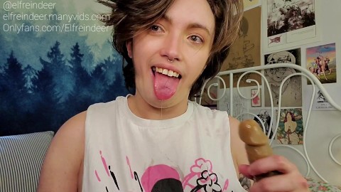 Trans Boy schlampig nass Blowjob auf Dildo