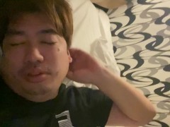 ベットの上で昨日の出来事を解説する男 - Screenshot 1 of 16 - Japanese