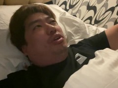 ベットの上で昨日の出来事を解説する男 - Screenshot 11 of 16 - Japanese