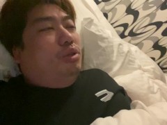 ベットの上で昨日の出来事を解説する男