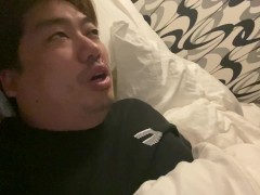 ベットの上で昨日の出来事を解説する男 - Screenshot 13 of 16 - Japanese Uncensored