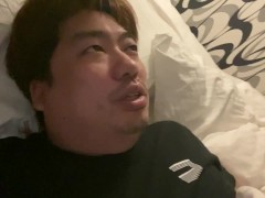 ベットの上で昨日の出来事を解説する男 - Screenshot 14 of 16 - Japanese Amateur