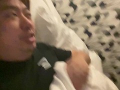 ベットの上で昨日の出来事を解説する男 - Screenshot 16 of 16 - Japanese