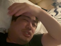 ベットの上で昨日の出来事を解説する男 - Screenshot 4 of 16 - Japanese Amateur