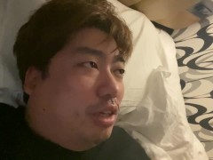 ベットの上で昨日の出来事を解説する男 - Screenshot 6 of 16 - Japanese