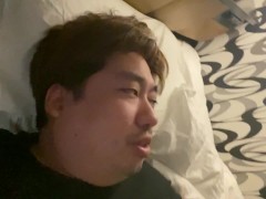 ベットの上で昨日の出来事を解説する男 - Screenshot 9 of 16 - Japanese Amateur