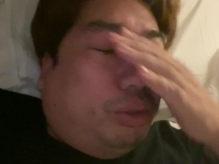 一个男人在床上解释昨天的事情。