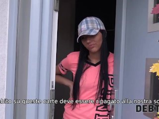 DEBT4k. Una disoccupata è pronta a scopare per i suoi vestiti nuovi