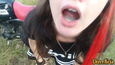 прекрасная эмо школьница трахается на мотоцикле и сосёт член получает полный рот спермы