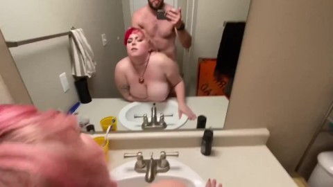 pov levrette avec pawg penchée sur le lavabo de la salle de bain